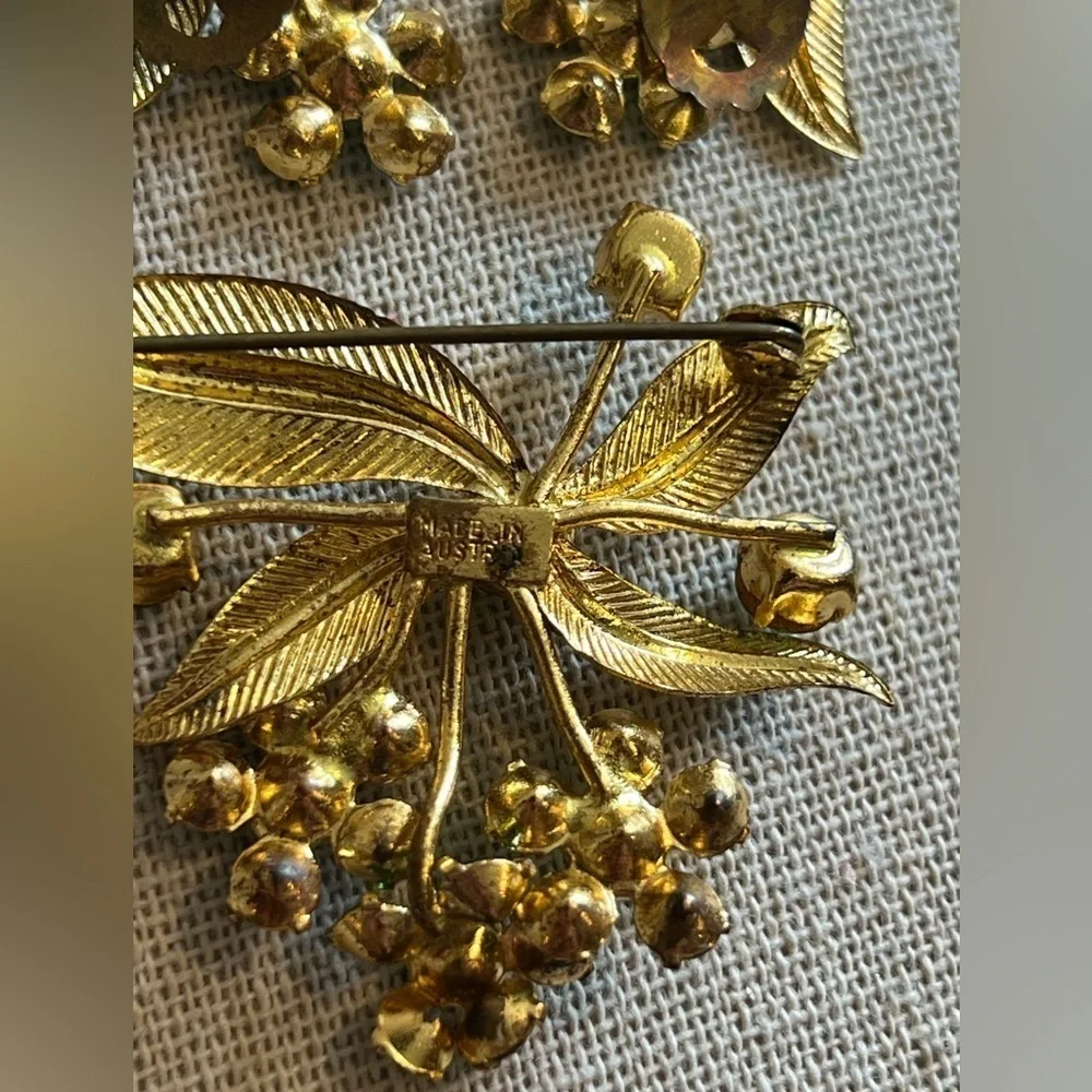 Brooch and earrings Signed AUSTRIA Gold Tone green Flowers Vintage pin